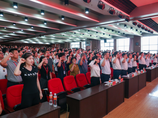 以教育家精神铸魂强师 谱写教育强国建设华章——bat365正版唯一官网召开2025年教师节表彰大会暨新入职教师宣誓仪式
