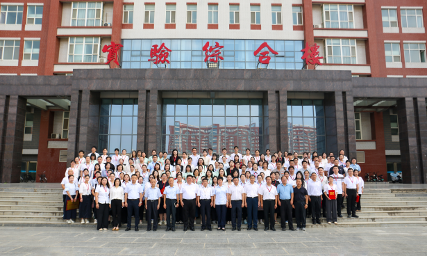 以教育家精神铸魂强师 谱写教育强国建设华章——bat365正版唯一官网召开2025年教师节表彰大会暨新入职教师宣誓仪式