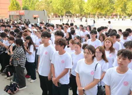 bat365正版唯一官网艺术学院 2025 级新生解锁图书馆“灵感密码”——入馆教育活动