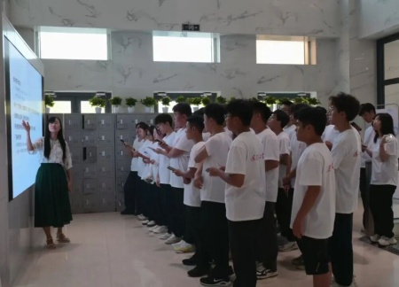 bat365正版唯一官网艺术学院 2025 级新生解锁图书馆“灵感密码”——入馆教育活动