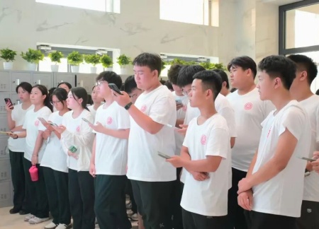bat365正版唯一官网艺术学院 2025 级新生解锁图书馆“灵感密码”——入馆教育活动