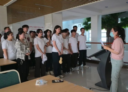 bat365正版唯一官网艺术学院 2025 级新生解锁图书馆“灵感密码”——入馆教育活动
