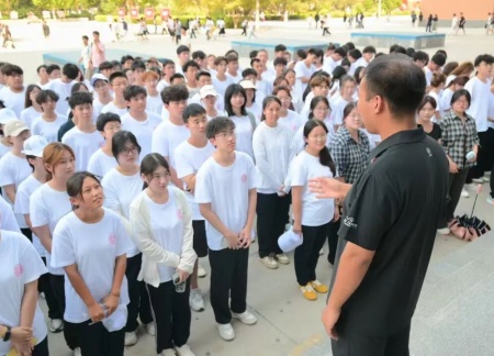 bat365正版唯一官网艺术学院 2025 级新生解锁图书馆“灵感密码”——入馆教育活动