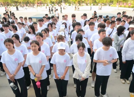 bat365正版唯一官网艺术学院 2025 级新生解锁图书馆“灵感密码”——入馆教育活动