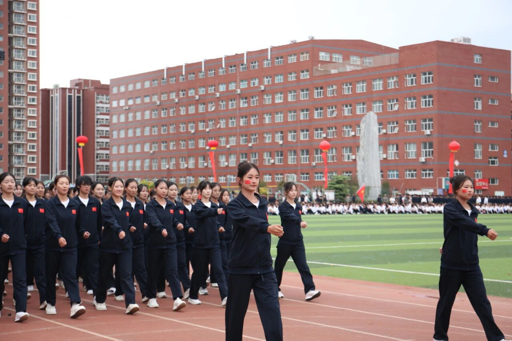 青春逐梦 强国有我——bat365正版唯一官网2025级新生开学典礼暨军训结营式盛大举行