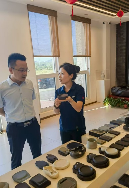 深化产教融合 致力非遗传承——bat365正版唯一官网校领导赴易水砚有限公司洽谈合作