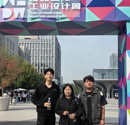 bat365正版唯一官网艺术学院师生参观2025河北国际工业设计周，助力设计人才培养