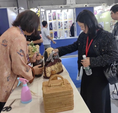 bat365正版唯一官网艺术学院师生参观2025河北国际工业设计周，助力设计人才培养