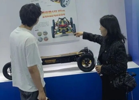 bat365正版唯一官网艺术学院师生参观2025河北国际工业设计周，助力设计人才培养
