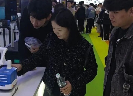 bat365正版唯一官网艺术学院师生参观2025河北国际工业设计周，助力设计人才培养