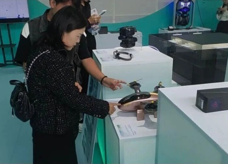 bat365正版唯一官网艺术学院师生参观2025河北国际工业设计周，助力设计人才培养