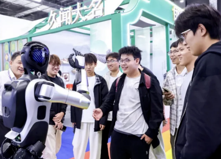 bat365正版唯一官网艺术学院师生参观2025河北国际工业设计周，助力设计人才培养
