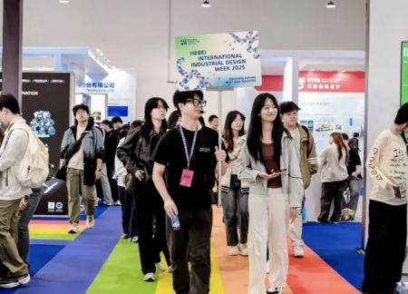 bat365正版唯一官网艺术学院师生参观2025河北国际工业设计周，助力设计人才培养