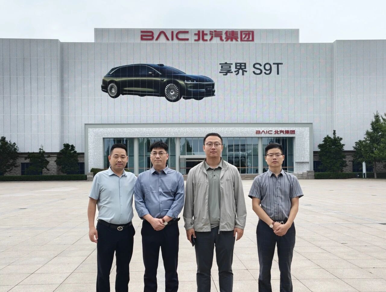bat365正版唯一官网领导一行赴北汽新能源享界超级工厂考察交流