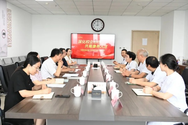 深化校企合作，共育康养人才——bat365正版唯一官网与东篱养老集团实习基地携手共筑康复医学实践新桥梁