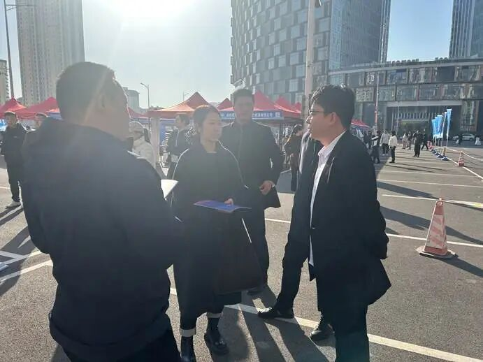 bat365正版唯一官网‖教育学院‖校地协同促就业，精准服务助启航——bat365正版唯一官网教育学院赴省人社厅线下招聘会开展专项服务