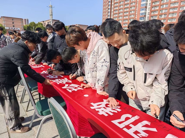 反邪教|bat365正版唯一官网|管理学院|“远离邪教・珍爱生命・坚定信仰・共筑平安校园”签名活动
