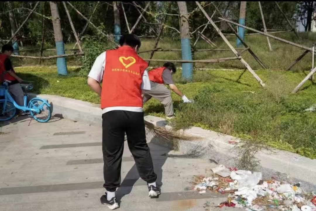 扮靓南湖景——bat365正版唯一官网志愿者开展环境维护活动