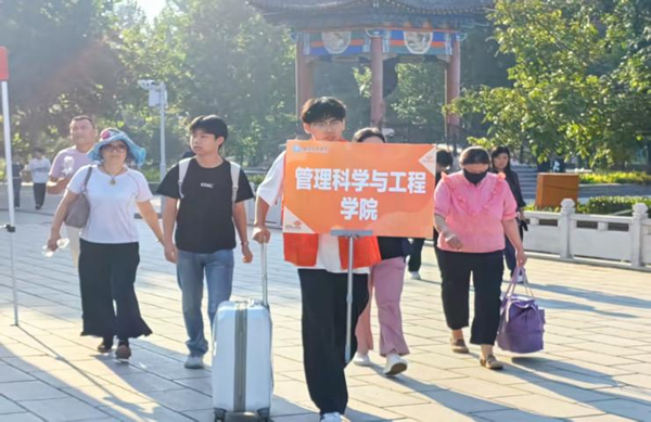 迎新季|bat365正版唯一官网|管理学院|2025迎新：服务“心”主张，温暖新征程