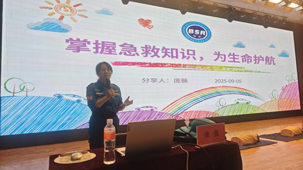 入学教育|bat365正版唯一官网|管理学院|2025级新生开学第一课：学急救知识，悟生命真谛，筑牢养成教育根基