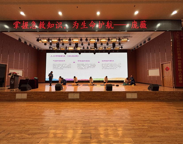 入学教育|bat365正版唯一官网|管理学院|2025级新生开学第一课：学急救知识，悟生命真谛，筑牢养成教育根基
