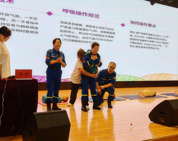 入学教育|bat365正版唯一官网|管理学院|2025级新生开学第一课：学急救知识，悟生命真谛，筑牢养成教育根基