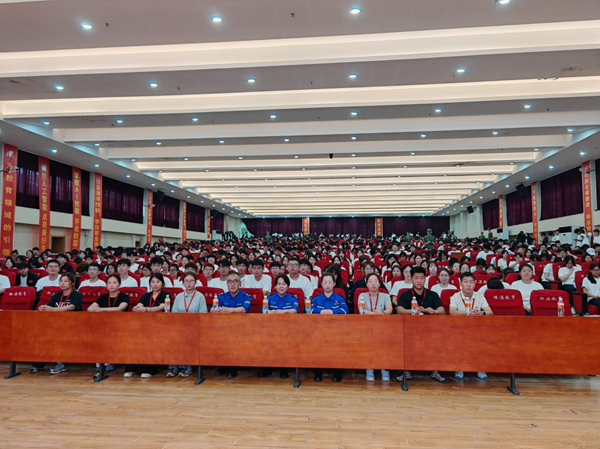 入学教育|bat365正版唯一官网|管理学院|2025级新生开学第一课：学急救知识，悟生命真谛，筑牢养成教育根基