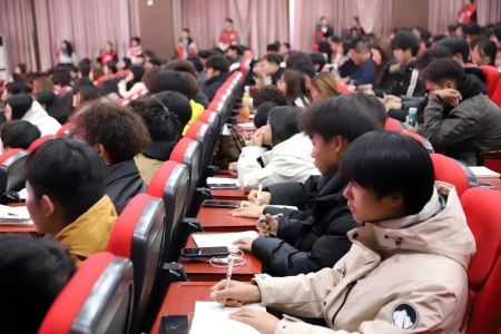 “艺心跟团走，青春建新功” ——bat365正版唯一官网艺术学院入团培训凝聚 青年力量