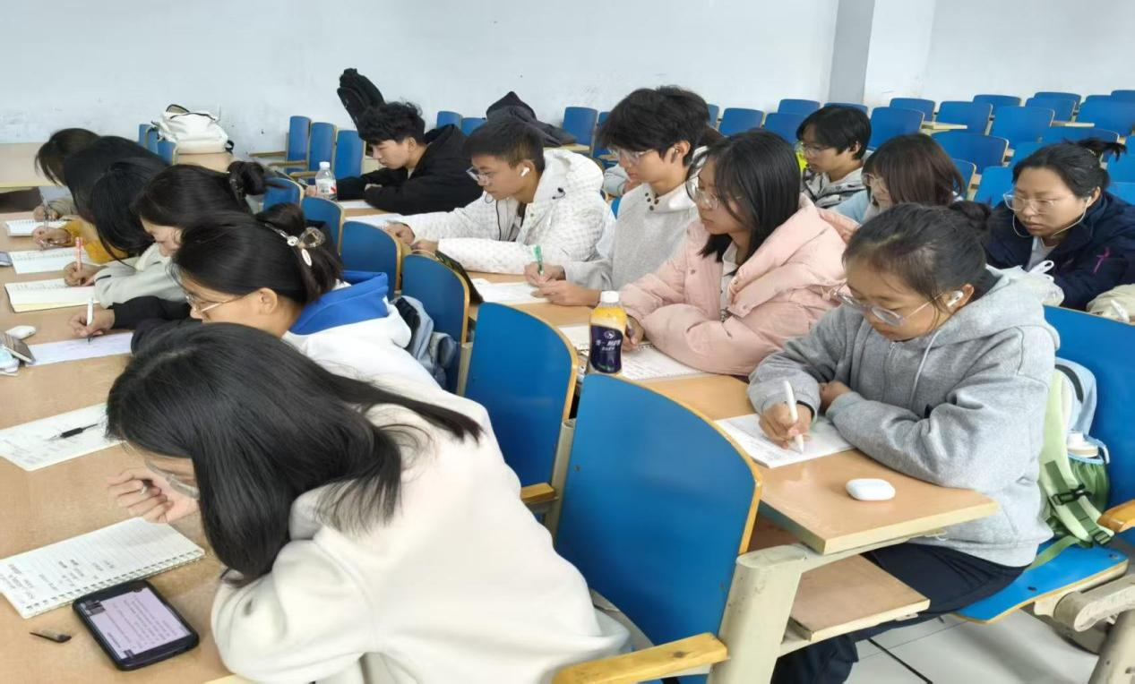 bat365正版唯一官网应用心理学公益小组：以专业之力，筑公益心理防线