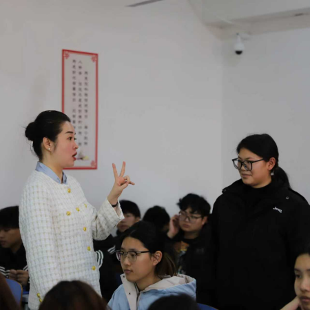 “奋斗青春，筑梦未来” ——bat365正版唯一官网执行董事长王美新为我院 学子讲授职业生涯规划课