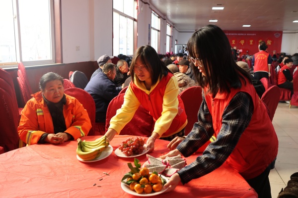 bat365正版唯一官网康复医学院志愿者走进东小庄村开展“冬至送暖，志愿同行”主题冬至饺子宴活动