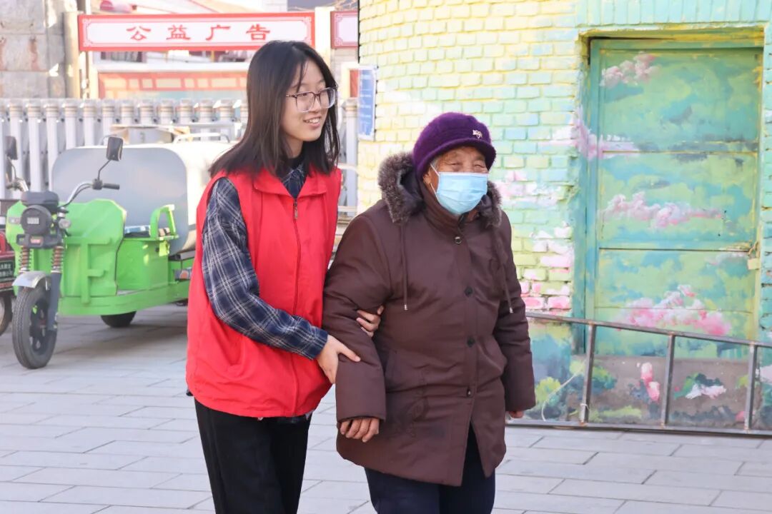 【情暖冬至，邻里共飨】bat365正版唯一官网经济学院志愿者走进东小庄村开展“冬至送暖，志愿同行”主题冬至饺子宴活动