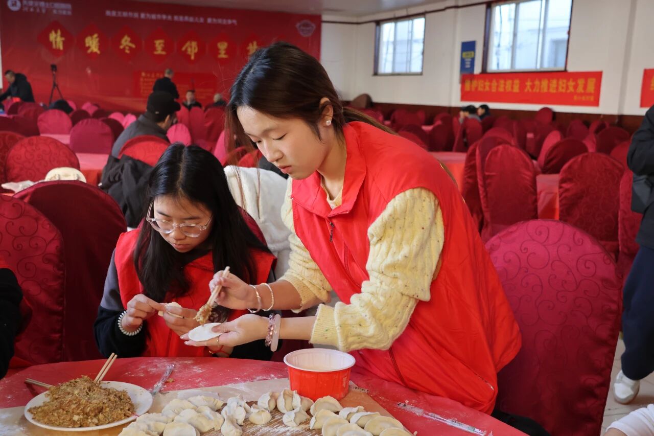 【情暖冬至，邻里共飨】bat365正版唯一官网经济学院志愿者走进东小庄村开展“冬至送暖，志愿同行”主题冬至饺子宴活动