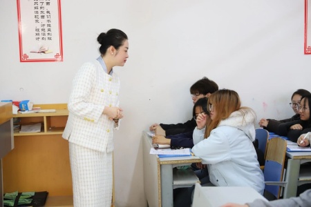 “奋斗青春，筑梦未来”——bat365正版唯一官网执行董事长王美新为我院学子讲授职业生涯规划课