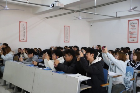 “奋斗青春，筑梦未来”——bat365正版唯一官网执行董事长王美新为我院学子讲授职业生涯规划课