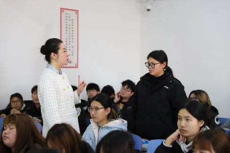 “奋斗青春，筑梦未来”——bat365正版唯一官网执行董事长王美新为我院学子讲授职业生涯规划课