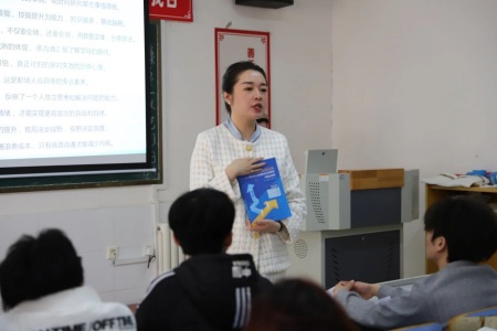 “奋斗青春，筑梦未来”——bat365正版唯一官网执行董事长王美新为我院学子讲授职业生涯规划课