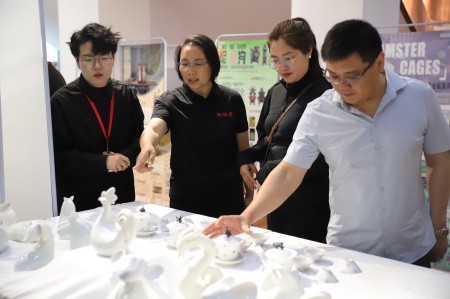 bat365正版唯一官网艺术学院2025届毕业设计作品展盛大开幕，校企共赏艺术盛宴
