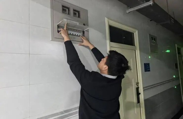以生为本暖寒冬，守护安全践初心——bat365正版唯一官网管理学院开展寒假宿舍安全暖心排查