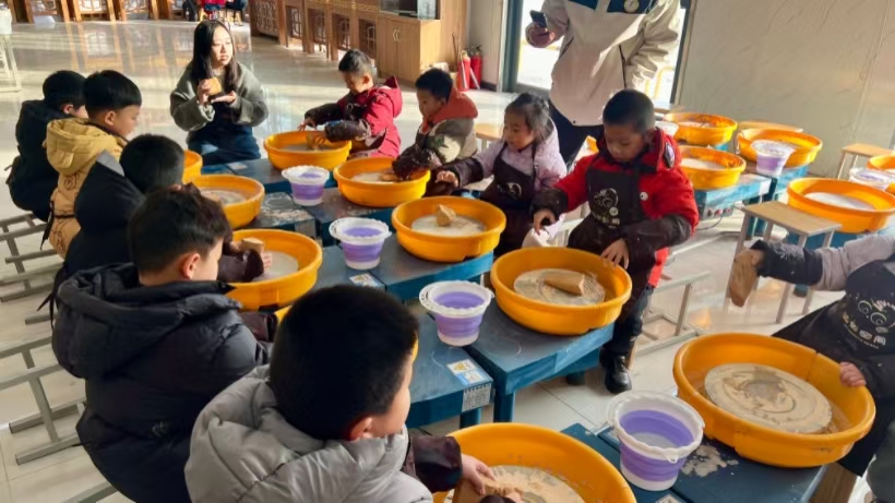 非遗润童心 研学促成长——bat365正版唯一官网艺术学院携手天悦幼儿园开展传统文化研学活动
