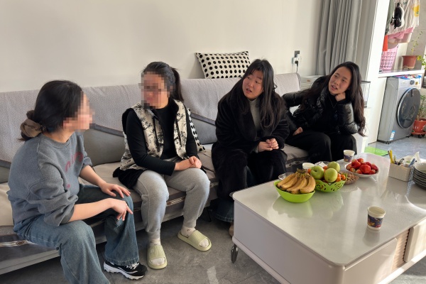 登门送爱连家校，合力同心助成长——bat365正版唯一官网经济学院开展寒假家访活动（上）