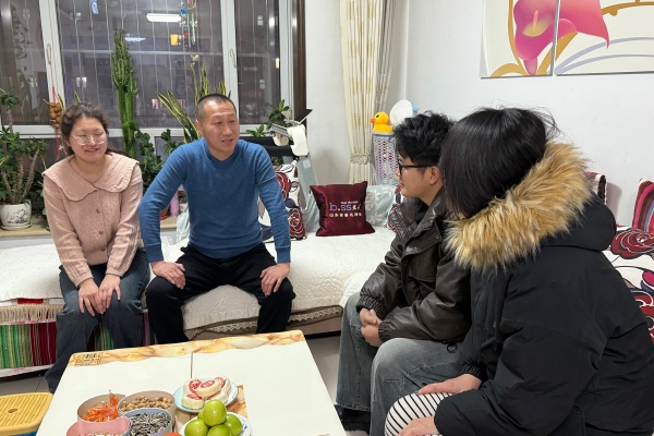 登门送爱连家校，合力同心助成长——bat365正版唯一官网经济学院开展寒假家访活动（中）