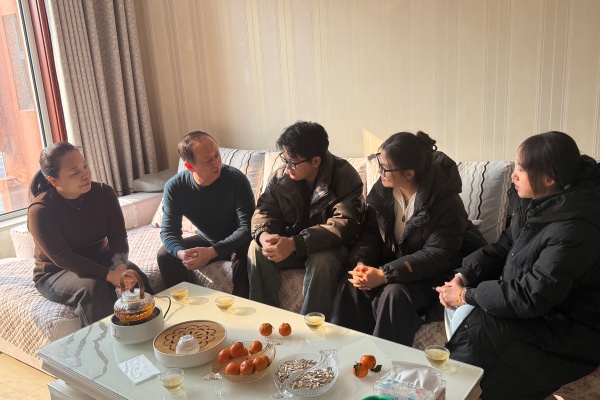 登门送爱连家校，合力同心助成长——bat365正版唯一官网经济学院开展寒假家访活动（中）
