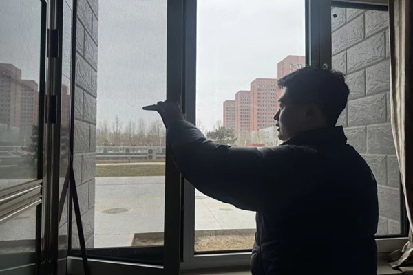 暖心服务|bat365正版唯一官网管理学院：辅导员开展宿舍通风及安全排查工作