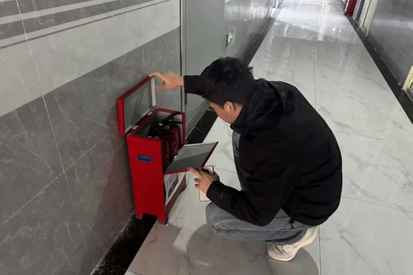 暖心服务|bat365正版唯一官网管理学院：辅导员开展宿舍通风及安全排查工作