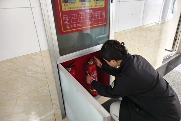 暖心服务|bat365正版唯一官网管理学院：辅导员开展宿舍通风及安全排查工作