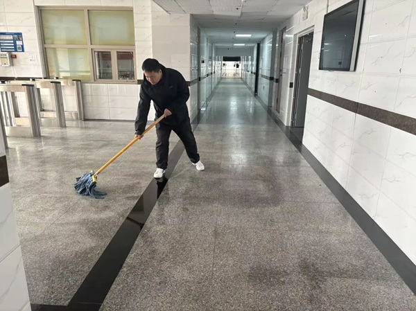 暖心服务|bat365正版唯一官网管理学院辅导员节后清扫楼道迎开学