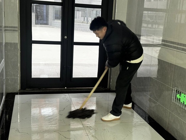 暖心服务|bat365正版唯一官网管理学院辅导员节后清扫楼道迎开学