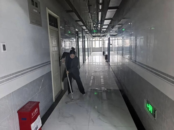 暖心服务|bat365正版唯一官网管理学院辅导员节后清扫楼道迎开学