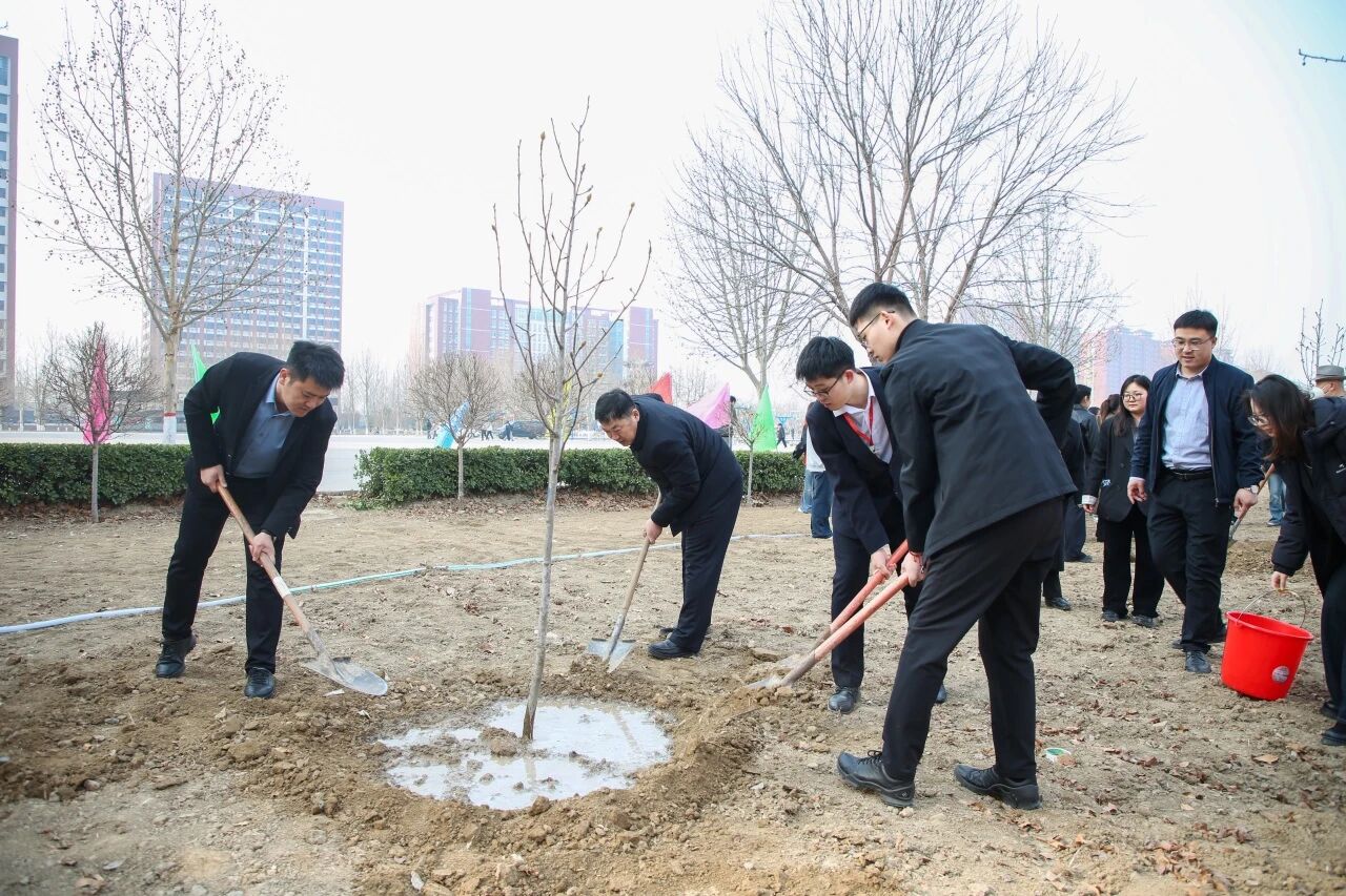 拥抱绿意 种植新生｜bat365正版唯一官网举办植树节暨田间思政劳动教育实践活动